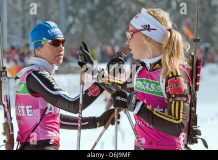 La biathlète Allemande Magdalena Neuner (L) et son coéquipier Miriam Goessner sont illustrés au cours de la formation des femmes des Championnats du monde de Biathlon 2012 à Chiemgau Arena à Ruhpolding, Allemagne, 09 mars 2012. Photo : Peter Kneffel Banque D'Images