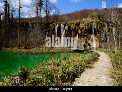 Passerelle en bois (boardwalk) et des cascades dans le parc national des Lacs de Plitvice, classé au Patrimoine Mondial de l'UNESCO, Plitvice, Croatie, Europe
