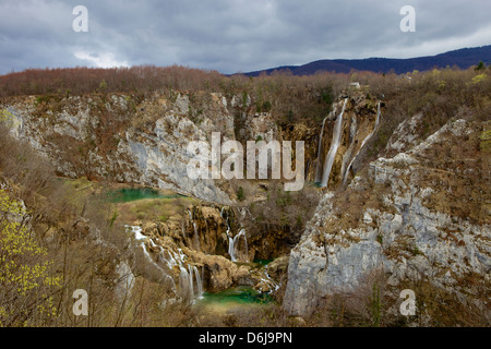 Cascades dans le parc national des Lacs de Plitvice, classé au Patrimoine Mondial de l'UNESCO, Plitvice, Croatie, Europe Banque D'Images