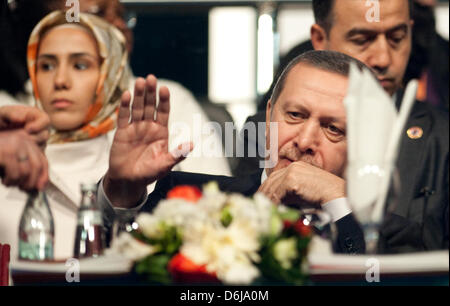 Le Premier ministre turc Recep Tayyip Erdogan tente de la cérémonie d'ouverture de l'Organisation mondiale de l'athlétisme en salle à l'Atakoy Arena à Istanbul, Turquie, 09 mars 2012. Photo : Bernd Thissen dpa  + + +(c) afp - Bildfunk + + + Banque D'Images