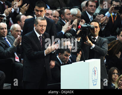Le Premier ministre turc Recep Tayyip Erdogan (C) applaudit à la suite de son allocution lors de l'ouverture des Championnats du monde en salle à l'Atakoy Arena à Istanbul, Turquie, le 9 mars 2012. Foto : Christian Charisius dpa  + + +(c) afp - Bildfunk + + + Banque D'Images