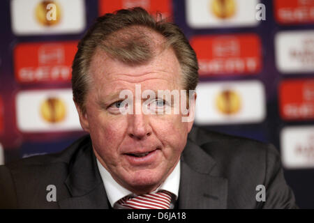 Entraîneur Steve McClaren de Enschede donne une déclaration pendant la conférence de presse après la Ligue Europa tour de jambe premier 16 match de foot entre Twente Enschede et le FC Schalke 04 au stade du FC Twente à Enschede, Pays-Bas, 08 mars 2012. Photo : Friso Gentsch dpa Banque D'Images