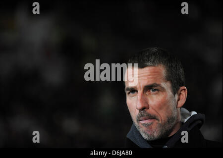 L'entraîneur-chef Kaiserslautern Marco Kurz se tient à l'écart avant la Bundesliga match entre le VfB Stuttgart et le FC Kaiserslautern au Mercedes-Benz Arena de Stuttgart, Allemagne, 09 mars 2012. Photo : Marijan Murat Banque D'Images