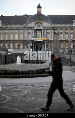 Un piéton marche sur la Place Saint-Lambert à Liège, Belgique, 08 mars 2012. Le Palais des Princes-Évêques, l'actuel palais de justice, est représentée dans l'arrière-plan. Photo : Marius Becker Banque D'Images