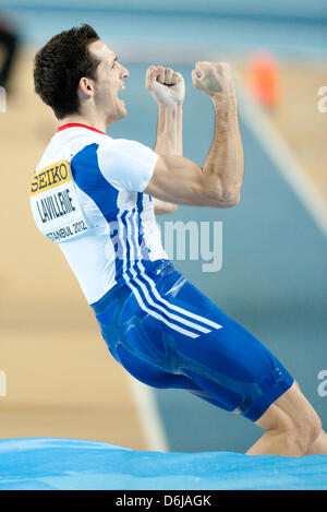 Renaud Lavillenie de France célèbre après avoir remporté la perche hommes finale au Championnat du monde d'athlétisme à Atakoy Athletics Arena à Istanbul, Turquie, 10 mars 2012. Photo : Bernd Thissen dpa Banque D'Images