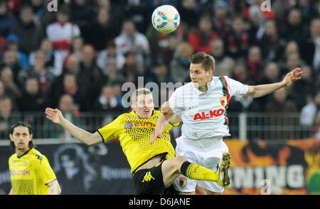 L'Augsbourg Torsten Oehrl (R) se bat pour la balle avec Dortmund's Sven Bender au cours de la Bundesliga match de foot entre FC Augsburg et Borussia Dortmund à l'Aréna de SDL à Augsburg, Allemagne, 10 mars 2012. Photo : BERND WEISSBROD (ATTENTION : EMBARGO SUR LES CONDITIONS ! Le LDF permet la poursuite de l'utilisation des images dans l'IPTV, les services mobiles et autres technologies nouvelles seulement non ea Banque D'Images