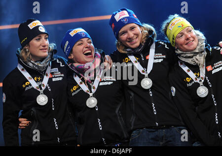 Les biathlètes français Marie Laure Brunet (L-R), Sophie Boilley, Anais Bescond et Marie Dorin Habert cheer durant la cérémonie de la victoire du relais 4x6 km à l'événement 2012 Championnats du monde de biathlon à Chiemgau Arena à Ruhpolding, Allemagne, 10 mars 2012. L'équipe de France a terminé deuxième. Photo : Andreas Gebert Banque D'Images