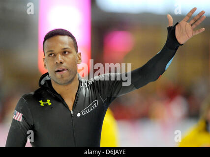 Le patineur de vitesse américain Shani Davis vagues après avoir remporté le concours de la 1,000 mètres de la Coupe du monde de patinage de vitesse à Berlin, Allemagne, 11 mars 2012. Photo : Soeren Stache Banque D'Images