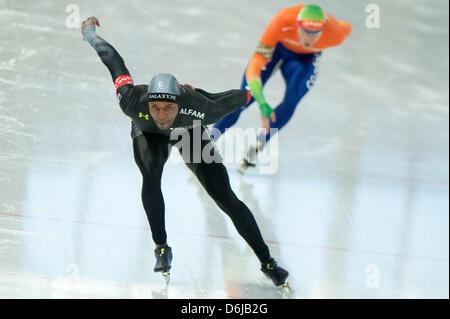 Le patineur de vitesse américain Shani Davis (L) en action contre le patineur de vitesse néerlandais Stefan Groothuis dans l'épreuve du 1 000 mètres la concurrence pendant la Coupe du monde de patinage de vitesse à Berlin, Allemagne, 11 mars 2012. Photo : Sebastian Kahnert Banque D'Images