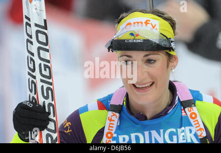 La biathlète française Marie Laure Brunet sourit à la ligne d'arrivée de la women's 12,5km départ groupé de la concurrence 2012 Championnats du monde de biathlon à Chiemgau Arena à Ruhpolding, Allemagne, 11 mars 2012. Brunet a terminé deuxième. Photo : Andreas Gebert Banque D'Images