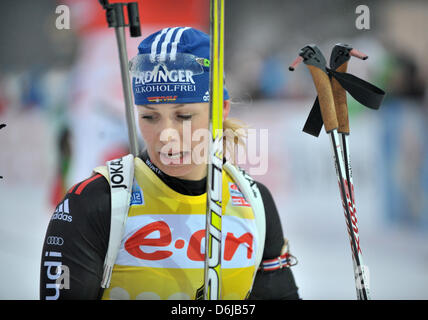 La biathlète Allemande Magdalena Neuner arrive à la ligne d'arrivée de la women's 12,5km départ groupé de la concurrence 2012 Championnats du monde de biathlon à Chiemgau Arena à Ruhpolding, Allemagne, 11 mars 2012. Neuner a eu lieu onze. Photo : MARTIN SCHUTT Banque D'Images