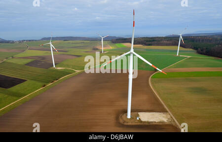 Fichier - Un fichier photo datée du 18 novembre 2011 montre les éoliennes près de Lauterburg, Allemagne. Jusqu'en 2014 le plus grand parc éolien composé de 14 éoliennes doit être construite dans le nord de Basse Franconie, Bavière. Photo : Marc Mueller Banque D'Images