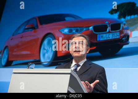 Directeur général du groupe BMW, Norbert Reithofer, prend la parole à la conférence de presse des états financiers de constructeur automobile BMW à Munich, Allemagne, 13 mars 2012. BMW atteint de meilleurs résultats en 2011. Photo : Andreas GEBERT Banque D'Images