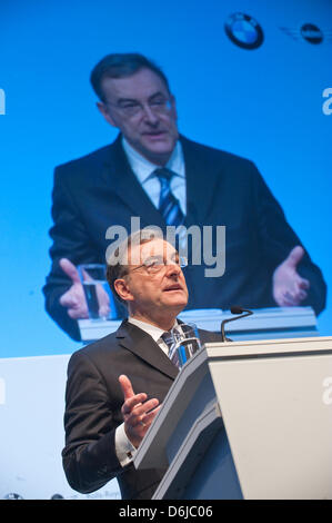 Directeur général du groupe BMW, Norbert Reithofer, prend la parole à la conférence de presse des états financiers de constructeur automobile BMW à Munich, Allemagne, 13 mars 2012. BMW atteint de meilleurs résultats en 2011. Photo : Andreas GEBERT Banque D'Images