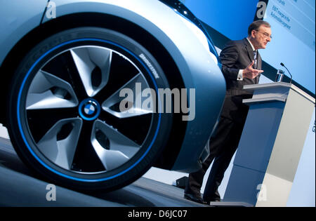 Directeur général du groupe BMW, Norbert Reithofer, prend la parole à la conférence de presse des états financiers de constructeur automobile BMW à Munich, Allemagne, 13 mars 2012. BMW atteint de meilleurs résultats en 2011. Photo : Andreas GEBERT Banque D'Images