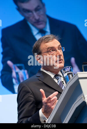 Directeur général du groupe BMW, Norbert Reithofer (4-L), s'exprime à l'état financier de la conférence de presse de constructeur automobile BMW à Munich, Allemagne, 13 mars 2012. BMW atteint de meilleurs résultats en 2011. Photo : Andreas GEBERT Banque D'Images