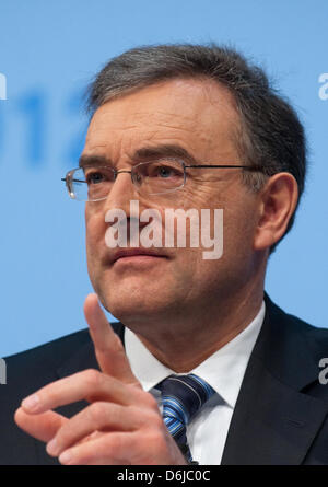 Directeur général du groupe BMW, Norbert Reithofer (4-L), s'exprime à l'état financier de la conférence de presse de constructeur automobile BMW à Munich, Allemagne, 13 mars 2012. BMW atteint de meilleurs résultats en 2011. Photo : Andreas GEBERT Banque D'Images