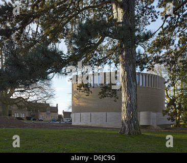 Chapelle de Ripon, Wheatley, Royaume-Uni. Architecte : Niall McLaughlin architectes, 2013. Chapelle - niché entre les arbres matures Banque D'Images