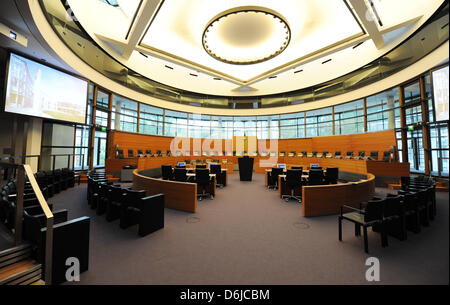 (Dossier) une archive photo datée du 05 octobre 2011 montre l'audience principale du Tribunal international du droit de la mer à Hambourg, Allemagne. Le Tribunal international du droit de la mer va se prononcer son jugement sur la frontière entre la mer litigieuses la Birmanie et le Bangladesh le mercredi, 14 mars 2012. Photo : ANGELIKA WARMUTH Banque D'Images