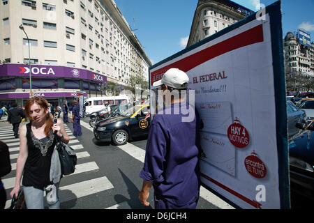 (Dossier) - Une archive photo, datée du 4 décembre 2008, montre un groupe d'hommes avec les panneaux publicitaires debout sur un zèbre corssing sur l'Avenida 9 de Julio (Avenue du 9 juillet) dans le centre-ville de Buenos Aires, Argentine. Buenos Aires' boulevard central, Avenida 9 de Julio marquant le jour de l'indépendance de l'Argetina, fonctionne à 140 mètres du nord au sud à travers le centre-ville. Photo : Banque D'Images