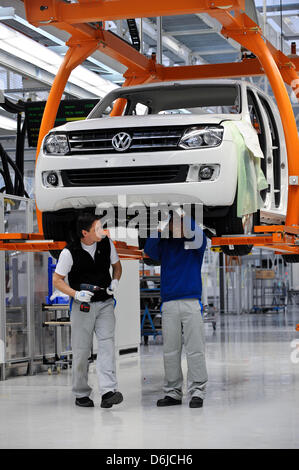 Employés de fabricant de voiture VW Amarok VW un assemblage à l'usine Volkswagen Véhicules utilitaires à Hanovre, Allemagne, 14 mars 2012. Les véhicules utilitaires Volkswagen ont présenté leurs résultats annuels record 2011. Photo : PETER STEFFEN Banque D'Images