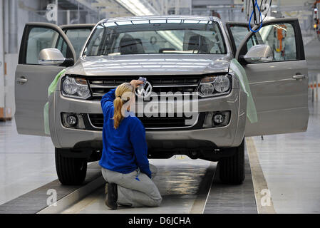 Employés de fabricant de voiture VW Amarok VW un assemblage à l'usine Volkswagen Véhicules utilitaires à Hanovre, Allemagne, 14 mars 2012. Les véhicules utilitaires Volkswagen ont présenté leurs résultats annuels record 2011. Photo : PETER STEFFEN Banque D'Images