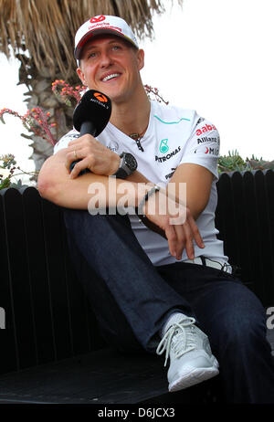 Pilote de Formule 1 allemand Michael Schumacher de Mercedes GP est interviewé pour la télévision sur la plage de St Kilda avant le Grand Prix de Formule 1 d'Australie au circuit d'Albert Park à Melbourne, Australie, 15 mars 2012. Le Grand Prix de Formule 1 de l'Australie aura lieu le 18 mars 2012. Photo : Jens Buettner dpa  + + +(c) afp - Bildfunk + + + Banque D'Images