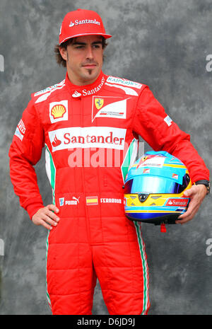 Pilote de Formule 1 espagnol Fernando Alonso de Ferrari au cours de la séance de photos au paddock avant le Grand Prix de Formule 1 d'Australie au circuit d'Albert Park à Melbourne, Australie, 15 mars 2012. Le Grand Prix de Formule 1 de l'Australie aura lieu le 18 mars 2012. Photo : Jens Buettner dpa Banque D'Images