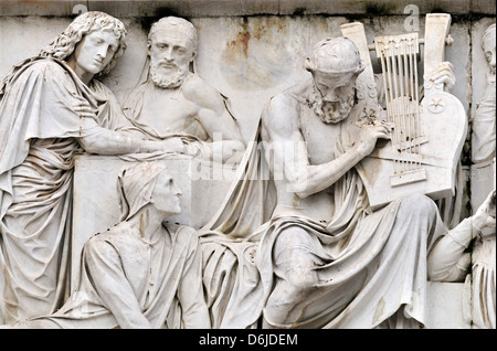 Londres, Angleterre, Royaume-Uni. Albert Memorial dans Kensington Gardens : Frise du Parnasse. Statues : Virgile, Homère, Dante et Pythagore Banque D'Images