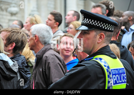 Foules et London Transport agent de police à l'enterrement de Margaret Thatcher à la Cathédrale St Paul - 17 Avril 2013 Banque D'Images