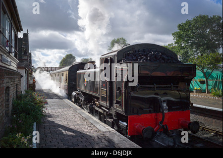 Ex-militaire Rail locomotive à vapeur no 1501 réservoir laissant Bridgnorth railway station Banque D'Images