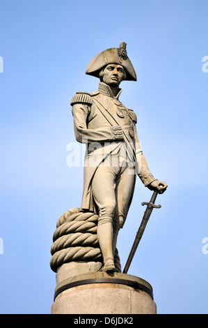 Londres, Angleterre, Royaume-Uni. La colonne Nelson (1840-43 conçu par William Railton) à Trafalgar Square. Statue (E. H. Baily) en haut Banque D'Images