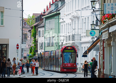 Le tram dans la vieille ville de Freiburg, Baden-Wurttemberg, Germany, Europe Banque D'Images