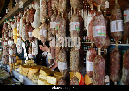 Vente local food salamies et fromage près de Tafi del Valle, La province de Salta, Argentine, Amérique du Sud Banque D'Images