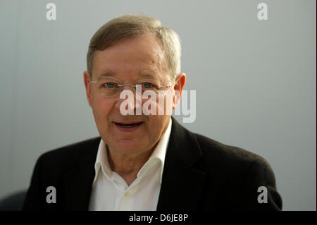 L'écrivain hongrois Peter Nadas est représenté à la Foire du livre de Leipzig à Leipzig, Allemagne, 15 mars 2012. Photo : Arno Burgi Banque D'Images