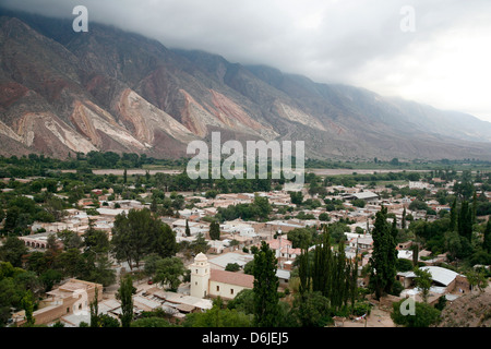 Vue sur Maimara et Paleta del Pintor montagnes, Quebrada de Humahuaca, UNESCO World Heritage Site, Argentine Banque D'Images