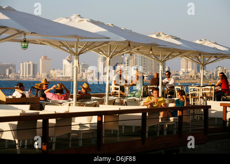 Des gens assis au bar et restaurant Casita dans la vieille ville de Jaffa avec vue sur la mer et Tel Aviv, Israël, Moyen Orient Banque D'Images