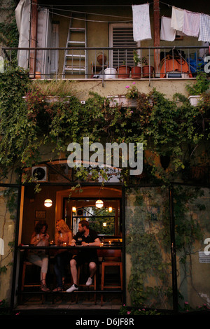 Des gens assis dans un bar dans le quartier branché de Neve Tzedek, Tel Aviv, Israël, Moyen Orient Banque D'Images