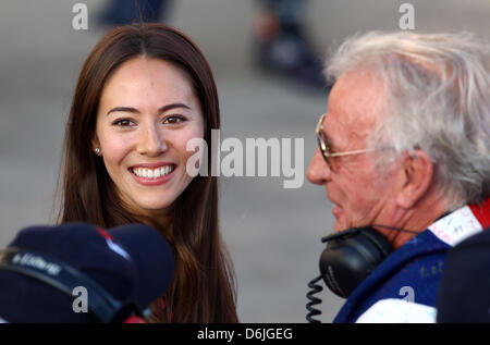 La mode japonaise Jessica Michibata, modèle de la petite amie du pilote de Formule 1 Jenson Button de McLaren Mercedes, échange un sourire avec John Button, père de la pilote de Formule 1 Jenson Button, après le Grand Prix de Formule 1 d'Australie au circuit d'Albert Park à Melbourne, Australie, 18 mars 2012. Photo : Jens Buettner dpa  + + +(c) afp - Bildfunk + + + Banque D'Images