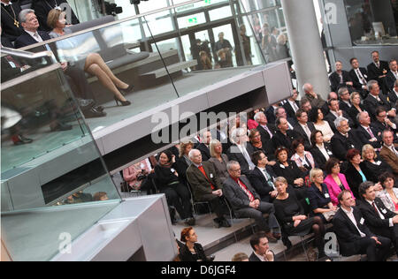 Joachim Gauck candidat à l'élection présidentielle et son partenaire dans la vie Daniela Schadt (2-L) suivre l'Assemblée fédérale à Berlin, Allemagne, 18 mars 2012. 1240 membres de l'Assemblée fédérale élit le 11e Président allemand aujourd'hui. Photo : Wolfgang Kumm Banque D'Images