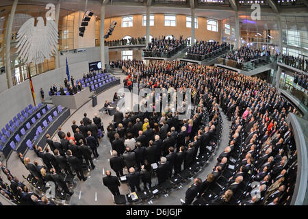 L'Assemblée fédérale chante l'hymne national allemand au Reichstag à Berlin, Allemagne, 18 mars 2012. Élections 1240 Les délégués ont élu le nouveau président allemand aujourd'hui. Photo : RAINER JENSEN Banque D'Images