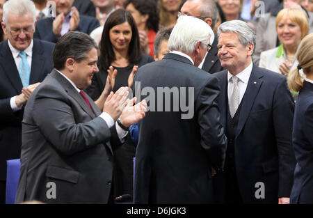 Chef de parti du SPD, Sigmar Gabriel (I-R) et chef de faction du SPD, Frank-Walter Steinmeier félicite le nouveau président allemand Joachim Gauck après son élection à l'Assemblée fédérale au Reichstag à Berlin, Allemagne, 18 mars 2012. Élections 1240 Les délégués ont élu le nouveau président allemand aujourd'hui. Photo : Michael Kappeler Banque D'Images