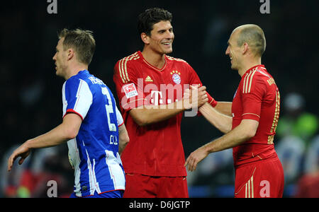 La Munich Arjen Robben (R) célèbre son but avec coéquipier 6-0 Mario Gomez (C), tandis que le Hertha Berlin's Christian Lell (L) tourne le dos au cours de la Bundesliga match de foot entre Hertha BSC et le Bayern Munich au Stade Olympique de Berlin, Allemagne, 17 mars 2012. Photo : Thomas Eisenhuth Banque D'Images