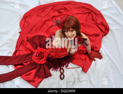 Cosplayeuse Jenny pose à la Foire du livre de Leipzig à Leipzig, Allemagne, 18 mars 2012. Des centaines de cosplayers réunissent traditionnellement à la Foire du livre de Leipzig pour présenter leurs costumes. Photo : Hendrik Schmidt Banque D'Images