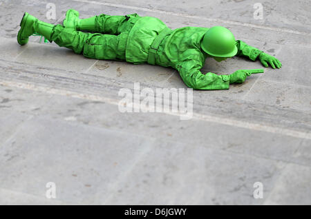 Cosplayeur vêtu comme un soldat de plastique vert pose à la Foire du livre de Leipzig à Leipzig, Allemagne, 18 mars 2012. Des centaines de cosplayers réunissent traditionnellement à la Foire du livre de Leipzig pour présenter leurs costumes. Photo : Jan Woitas Banque D'Images