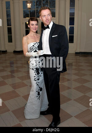 Damian Lewis et Helen McCrory arrivent pour le dîner officiel en l'honneur du Premier Ministre David Cameron de Grande-Bretagne et sa femme, Samantha, à la Maison Blanche, à Washington, D.C., USA, 14 mars 2012. Photo : Ron Sachs / CNP.(RESTRICTION : NO New York ou le New Jersey Journaux ou journaux dans un rayon de 75 km de la ville de New York) Banque D'Images