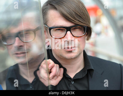 L'écrivain tchèque Jaroslav Rudis pose à la Foire du livre de Leipzig à Leipzig, Allemagne, 15 mars 2012. Photo : Jens Kalaene Banque D'Images