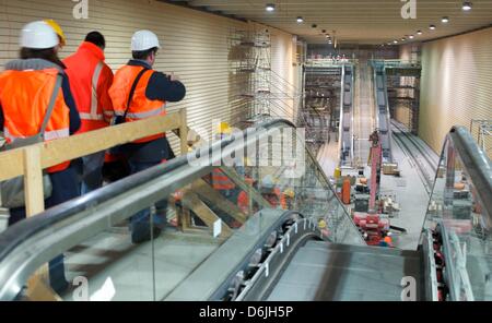 Vue de la gare marché dans le tunnel de la ville de Leipzig, Allemagne, 19 mars 2012. Il y a quatre stations de métro dans la ville tunnel qui sont maintenant équipés de leurs façades. En hiver 2013, le tunnel urbain entrera en service. Photo : Peter Endig Banque D'Images