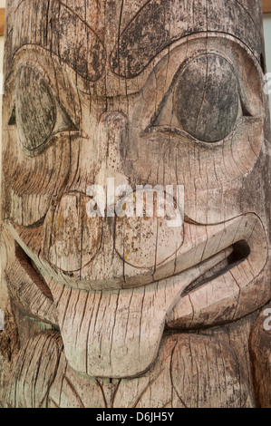 Totem au centre du patrimoine Haida à Kaay Llnagaay, musée, Haida Gwaii (îles de la Reine-Charlotte), British Columbia, Canada Banque D'Images