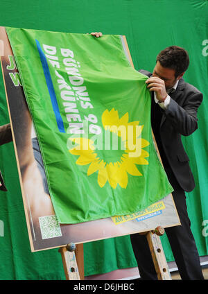 Le premier candidat vert Robert Habeck dévoile une affiche de campagne électorale 'Alliance 90/Les Verts lors d'une conférence de presse à Kiel, Allemagne, 19 mars 2012. Le 6 mai 2012, les élections parlementaires ont lieu dans la région de Schleswig-Holstein. Photo : CHRISTIAN CHARISIUS Banque D'Images